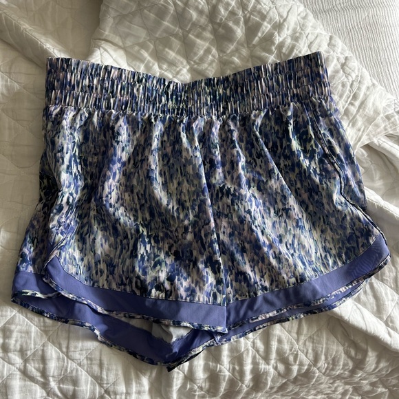 Athleta High Rise Mesh Racer Run 3” Shorts. Excellent like new condition - Picture 6 of 6